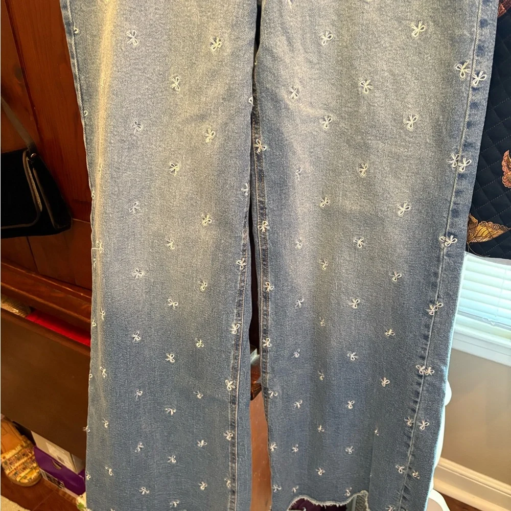 Embroidered Bow Patterned Wide Leg Jean - Picture 6 of 10